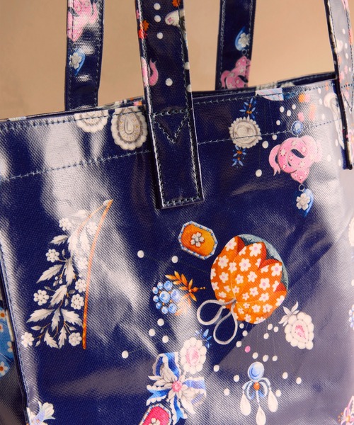 Cath Kidston(キャスキッドソン)の「ラージ ブックバッグ Little Treasures(トートバッグ・レディース・ネイビー・FREE)」の3枚目の写真