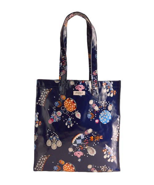 Cath Kidston(キャスキッドソン)の「ラージ ブックバッグ Little Treasures(トートバッグ・レディース・ネイビー・FREE)」の2枚目の写真