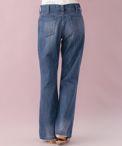 URBAN RESEARCH（アーバンリサーチ）の「UR フレアデニムパンツ（デニムパンツ・レディース・インディゴブルー/ライトインディゴブルー・36/38）」の7枚目の写真
