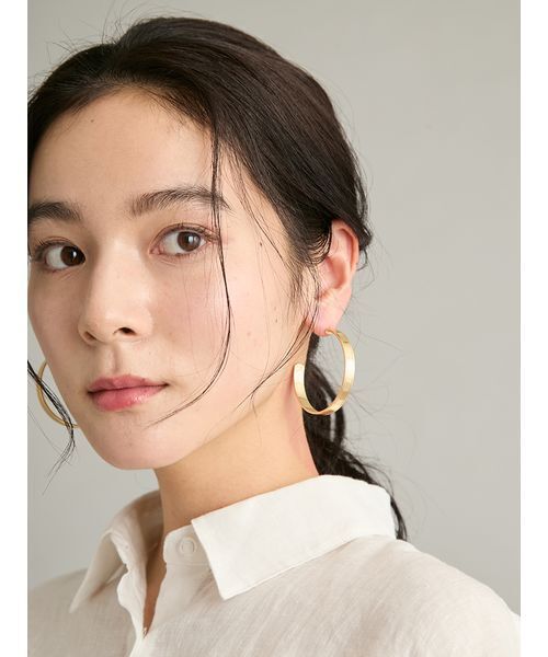 Mila Owen(ミラオーウェン)の「メタルラインフープピアス(ピアス(両耳用)・レディース・ホワイト/レッド/ゴールド・F)」の3枚目の写真