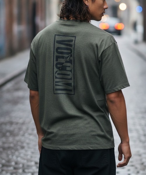 VOLCOM(ボルコム)の「VOLCOM メンズ VERTICAL LOGO GRAPHIC サーフTシャツ 【2026年春夏モデル】(Tシャツ/カットソー・メンズ・ブラック/オリーブ/ホワイト・MEDIUM/LARGE/X-LARGE/SMALL)」の3枚目の写真