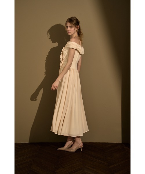 ERADIE(エラディエ)の「Asymmetric Off-Shoulder Drape One Piece オフショルアシメトリードレープワンピース(ワンピース・レディース・ブルー/アイボリー/ブラック系/モーブ系・FREE)」の8枚目の写真