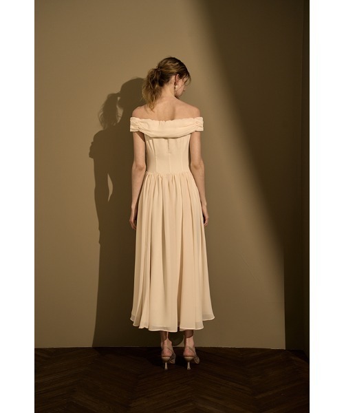 ERADIE(エラディエ)の「Asymmetric Off-Shoulder Drape One Piece オフショルアシメトリードレープワンピース(ワンピース・レディース・ブルー/アイボリー/ブラック系/モーブ系・FREE)」の7枚目の写真