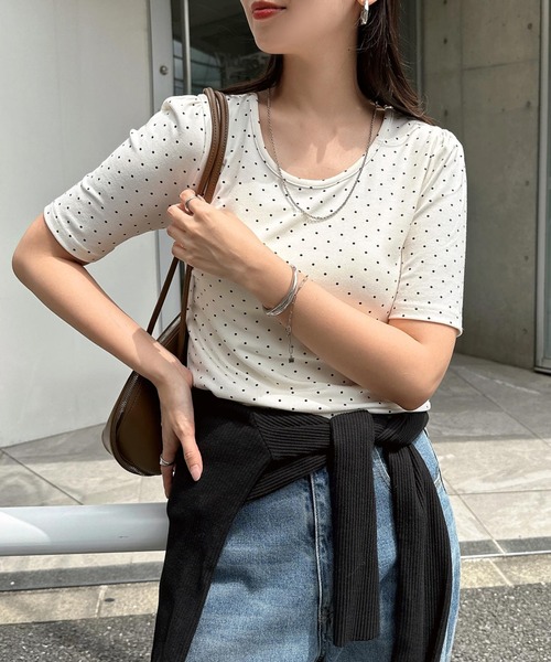 andme(アンドミー)の「ドット柄パフスリーブ半袖トップス(Tシャツ/カットソー・レディース・オフホワイト/杢グレー・M/L)」の1枚目の写真