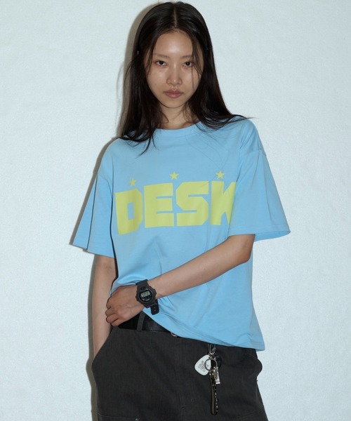 WHO'S WHO gallery(フーズフーギャラリー)の「【OFFICE SERVICES】 DESK TEE(Tシャツ/カットソー・レディース・ホワイト/レッド/サックスブルー・SMALL/MEDIUM)」の2枚目の写真
