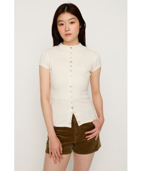 SLY(スライ)の「BUTTON LINE CAP S/L TOPS ボタンラインキャップスリーブトップス 夏服 秋服(Tシャツ/カットソー・レディース・ブラック/アイボリー/ダークパープル・FREE)」の4枚目の写真