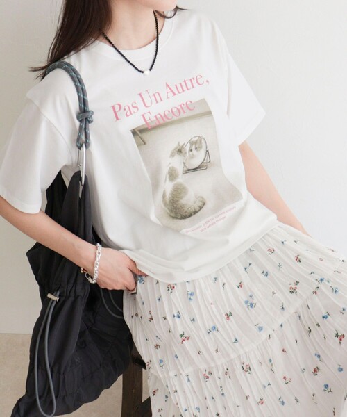 fredy emue(フレディエミュ)の「【UVカット/接触冷感】CATフォトTシャツ(Tシャツ/カットソー・レディース・チャコールグレー/オフホワイト/サックスブルー・38)」の1枚目の写真