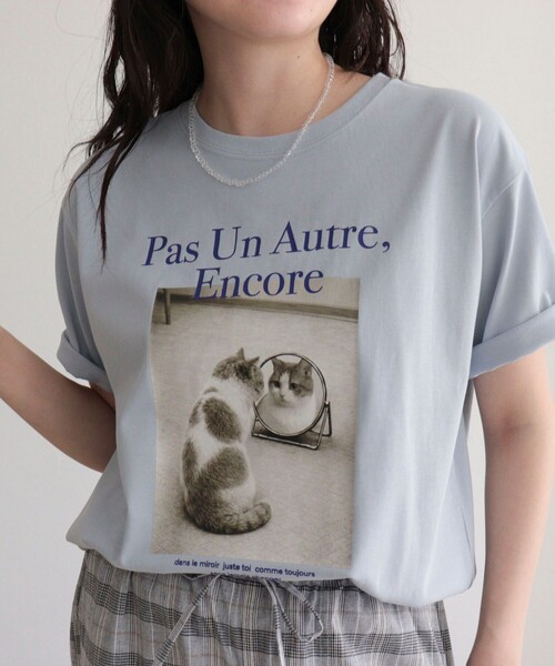 fredy emue(フレディエミュ)の「【UVカット/接触冷感】CATフォトTシャツ(Tシャツ/カットソー・レディース・チャコールグレー/オフホワイト/サックスブルー・38)」の3枚目の写真