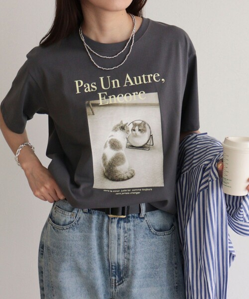 fredy emue(フレディエミュ)の「【UVカット/接触冷感】CATフォトTシャツ(Tシャツ/カットソー・レディース・チャコールグレー/オフホワイト/サックスブルー・38)」の2枚目の写真