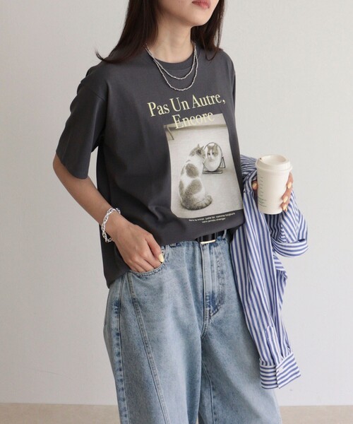 fredy emue(フレディエミュ)の「【UVカット/接触冷感】CATフォトTシャツ(Tシャツ/カットソー・レディース・チャコールグレー/オフホワイト/サックスブルー・38)」の17枚目の写真