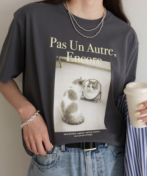 fredy emue(フレディエミュ)の「【UVカット/接触冷感】CATフォトTシャツ(Tシャツ/カットソー・レディース・チャコールグレー/オフホワイト/サックスブルー・38)」の19枚目の写真