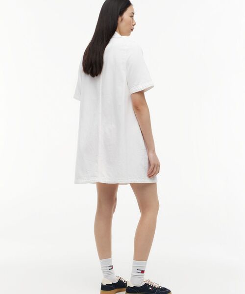 tommy jeans（トミー ジーンズ）の「ツイルAラインシャツワンピース（シャツワンピース・レディース・ホワイト・SMALL/MEDIUM/X-SMALL）」の4枚目の写真