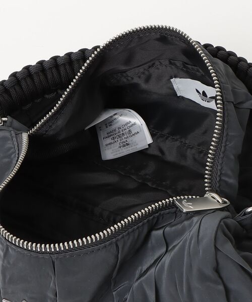 adidas（アディダス）の「オリジナルス デイリー トゥ ゴー SLR バッグ / アディダスオリジナルス adidas Originals（ショルダーバッグ・レディース・グレー・FREE）」の9枚目の写真