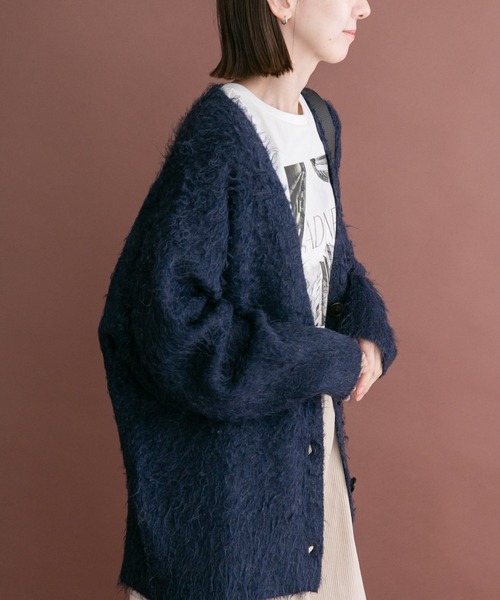 ITEMS URBANRESEARCH(アイテムズ アーバンリサーチ)の「ソフトシャギーVネックカーディガン(カーディガン/ボレロ・レディース・グレー系その他/ブラウン系その他/ネイビー・FREE)」の6枚目の写真