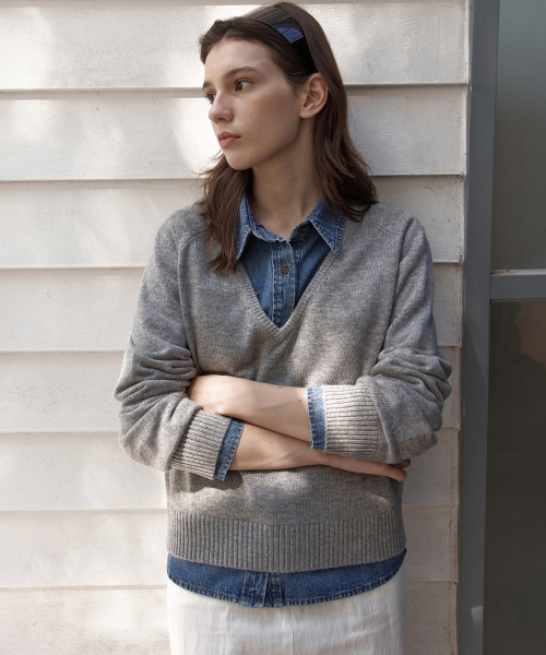 WEDNESDAYOASISFORWOMEN(ウェンズデー オアシス フォー ウーマン)の「NEEV ラムズウール ディープVネック ニット_GRAY(WCB6KN75)(ニット/セーター・レディース・ライトグレー・FREE)」の2枚目の写真