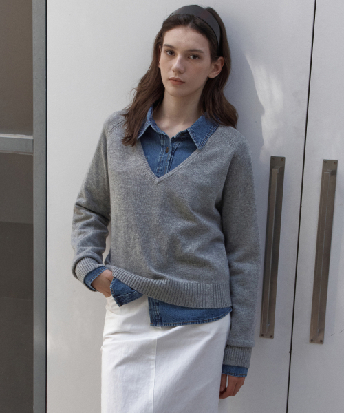 WEDNESDAYOASISFORWOMEN(ウェンズデー オアシス フォー ウーマン)の「NEEV ラムズウール ディープVネック ニット_GRAY(WCB6KN75)(ニット/セーター・レディース・ライトグレー・FREE)」の4枚目の写真