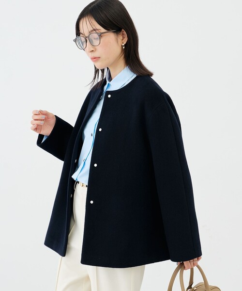 NOLLEY’S Sophi(ノーリーズソフィ)の「アンゴラビーバーノーカラーショートコート(ノーカラーコート・レディース・ネイビー/ライトグレー・38/36)」の7枚目の写真