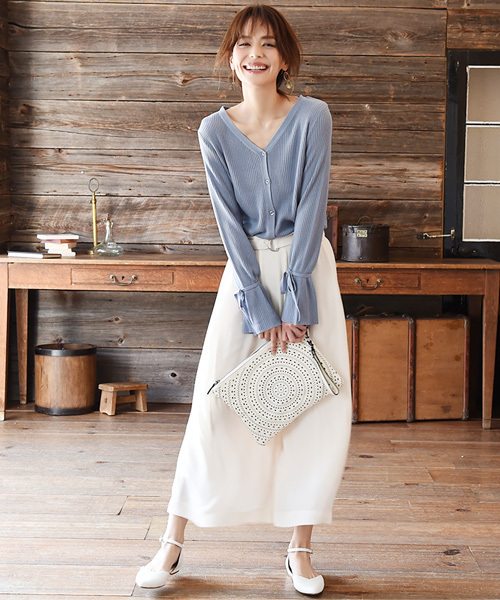 Luz Llena (philter)（ラズレナ　フィルター）の「袖リボンVネックリブカーディガン（カーディガン/ボレロ・レディース・アイボリー/レッド/ブルー・MEDIUM）」の4枚目の写真