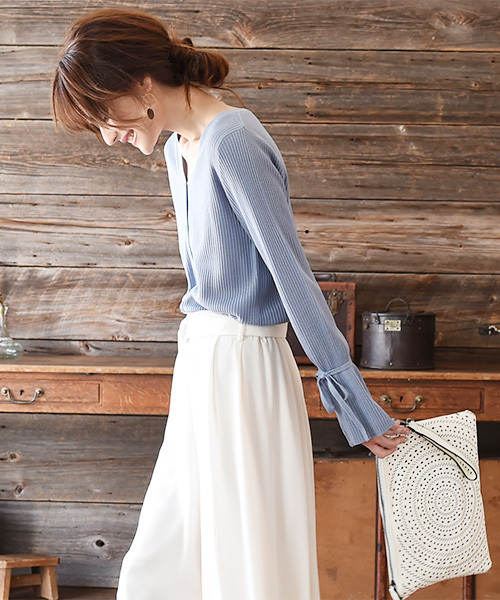 Luz Llena (philter)（ラズレナ　フィルター）の「袖リボンVネックリブカーディガン（カーディガン/ボレロ・レディース・アイボリー/レッド/ブルー・MEDIUM）」の5枚目の写真