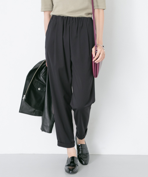 URBAN RESEARCH（アーバンリサーチ）の「Wギャザーテーパードパンツ（その他パンツ・レディース・ベージュ/ネイビー/ライトグレー・40/38/36）」の6枚目の写真