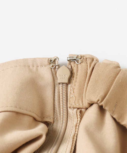 URBAN RESEARCH（アーバンリサーチ）の「Wギャザーテーパードパンツ（その他パンツ・レディース・ベージュ/ネイビー/ライトグレー・40/38/36）」の13枚目の写真