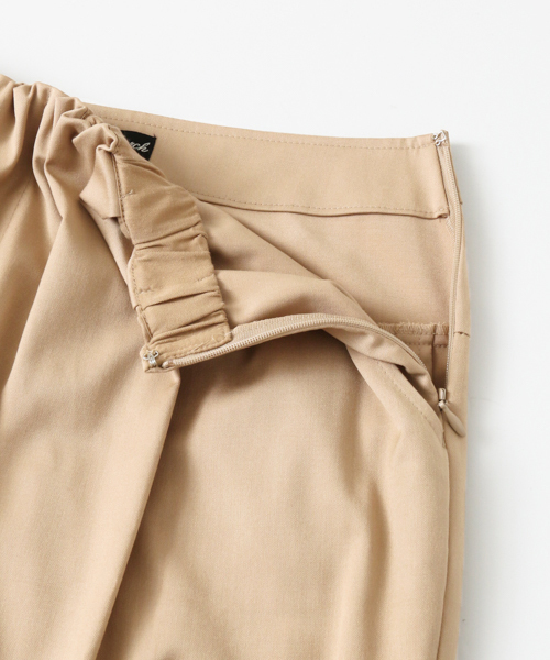 URBAN RESEARCH（アーバンリサーチ）の「Wギャザーテーパードパンツ（その他パンツ・レディース・ベージュ/ネイビー/ライトグレー・40/38/36）」の14枚目の写真