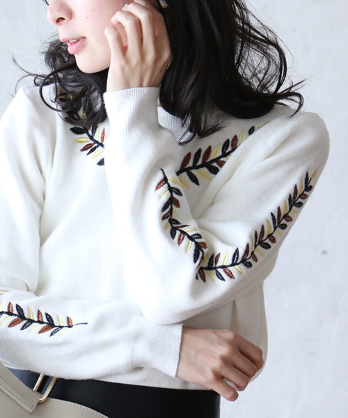 cawaii(カワイイ)の「流れる葉っぱ刺繍が美しい白のニット cawaii(カワイイ)の「流れる葉っぱ刺繍が美しい白のニット
