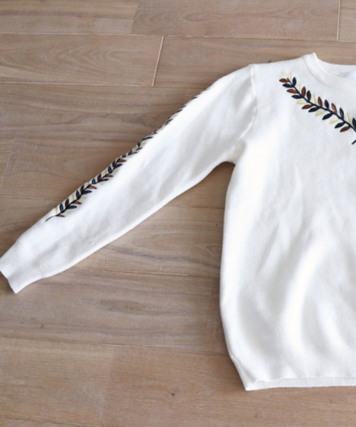 美品★シビラ★ 可愛い手刺繍のニットトップス　白色　コットン　手洗いできます 美品☆シビラ☆ 可愛い手刺繍のニットトップス 白色 コットン