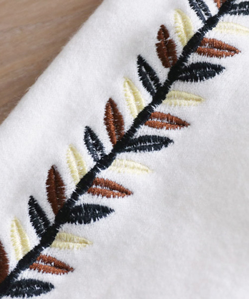 cawaii(カワイイ)の「流れる葉っぱ刺繍が美しい白のニット cawaii(カワイイ)の「流れる葉っぱ刺繍が美しい白のニット