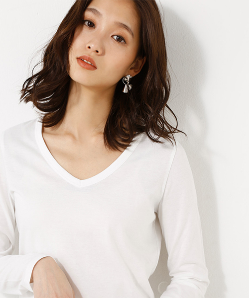 AZUL by moussy(アズールバイマウジー)の「ベーシックVネック長袖プルオーバー(Tシャツ/カットソー・レディース・イエロー/ブラック/ライトカーキ/ホワイト/ホワイト系その他・SMALL/MEDIUM/LARGE)」の2枚目の写真