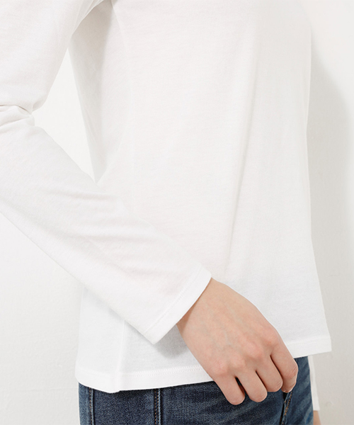 AZUL by moussy(アズールバイマウジー)の「ベーシックVネック長袖プルオーバー(Tシャツ/カットソー・レディース・イエロー/ブラック/ライトカーキ/ホワイト/ホワイト系その他・SMALL/MEDIUM/LARGE)」の18枚目の写真