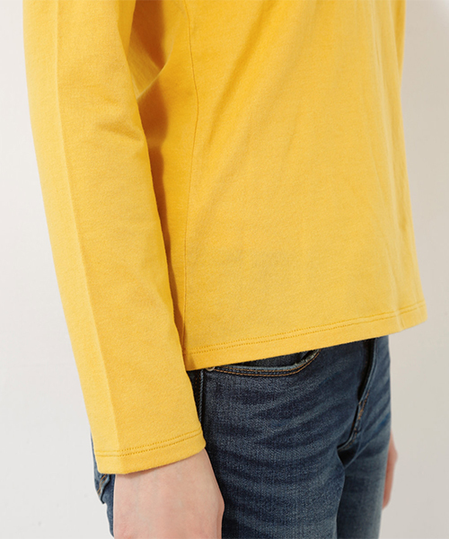 AZUL by moussy(アズールバイマウジー)の「ベーシックVネック長袖プルオーバー(Tシャツ/カットソー・レディース・イエロー/ブラック/ライトカーキ/ホワイト/ホワイト系その他・SMALL/MEDIUM/LARGE)」の19枚目の写真