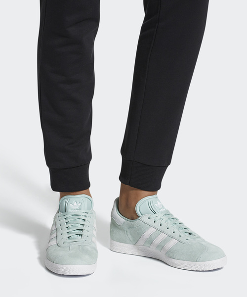 adidas（アディダス）の「ガゼル GAZELLE W オリジナルス（スニーカー・レディース・ライトグレー/ライトグリーン・22.0cm/22.5cm/23.0cm/23.5cm/24.0cm/24.5cm/25.0cm/25.5cm/26.0cm/26.5cm/27.0cm/27.5cm）」の14枚目の写真