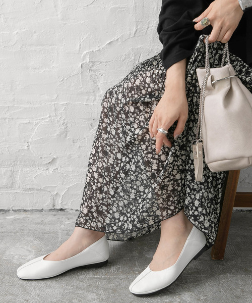 Newlyme（ニューリーミー）の「キリカエスクエアフラットパンプス（パンプス・レディース・ホワイト/ブラック/ベージュ・23cm/23.5cm/24cm/24.5cm）」の7枚目の写真