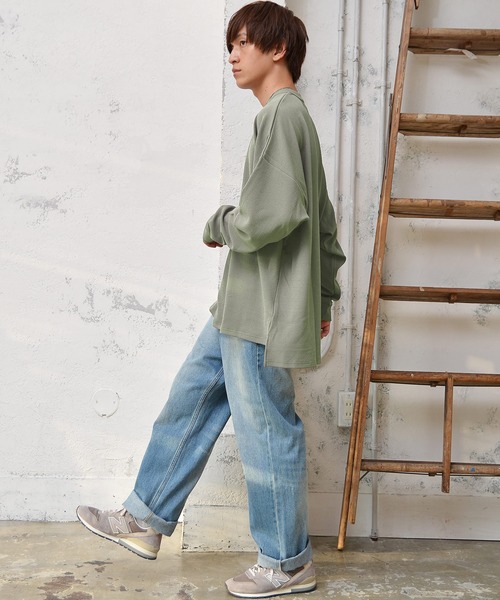 MinoriTY（マイノリティ）の「メンズ長袖梨地素材スーパービッグシルエットドルマンスリーブトレーナー（Tシャツ/カットソー・メンズ・カーキ/ブラック/アイボリー/グレー系その他・L/M）」の5枚目の写真