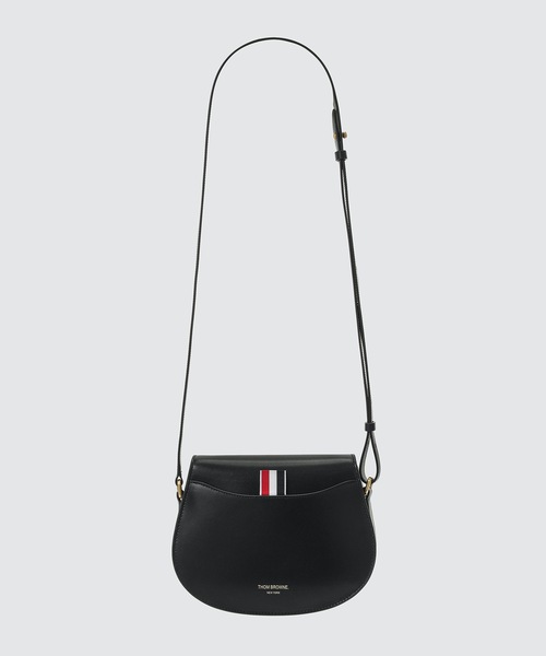 THOM BROWNE（トムブラウン）の「SMALL SHOULDER SADDLE BAG W/ RWB ENAMEL LOCK IN BOX CALF（ショルダーバッグ・レディース・レッド/ブラック・ONE SIZE）」の4枚目の写真