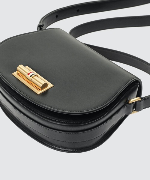 THOM BROWNE（トムブラウン）の「SMALL SHOULDER SADDLE BAG W/ RWB ENAMEL LOCK IN BOX CALF（ショルダーバッグ・レディース・レッド/ブラック・ONE SIZE）」の3枚目の写真
