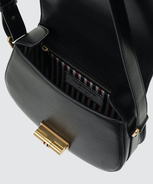 THOM BROWNE（トムブラウン）の「SMALL SHOULDER SADDLE BAG W/ RWB ENAMEL LOCK IN BOX CALF（ショルダーバッグ・レディース・レッド/ブラック・ONE SIZE）」の5枚目の写真