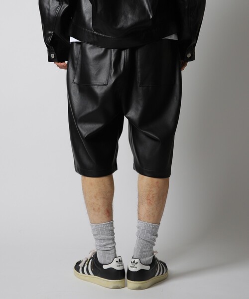 FREAK'S STORE(フリークスストア)の「WEB限定 タック ワイドシルエット フェイクレザーショーツ/セットアップ対応(その他パンツ・メンズ・ブラック・SMALL/MEDIUM/LARGE)」の9枚目の写真