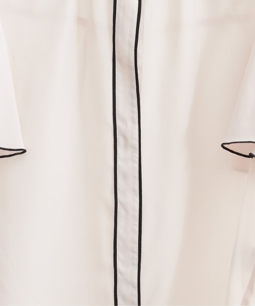 natural couture(ナチュラルクチュール)の「【WEB限定カラー有り】パール釦ポイントバイカラーフレア袖ブラウス(シャツ/ブラウス・レディース・サックスブルー/アイボリー/その他1/その他2/その他3/ピンクベージュ・FREE)」の11枚目の写真