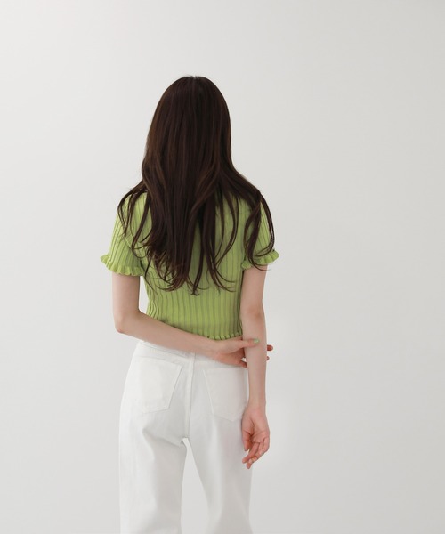 by muni:r(バイ ムニール)の「Vネックリブフリルウェーブクロップド半袖ニットカーディガン(Tシャツ/カットソー・レディース・ブラック/グリーン/アイボリー/ピンク・FREE)」の19枚目の写真