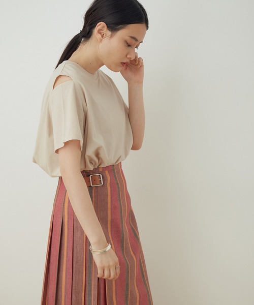 ADAM ET ROPE'（アダムエロペ）の「オープンショルダースリットTシャツ（Tシャツ/カットソー・レディース・ホワイト/ブラック/ベージュ/ピンク・FREE）」の3枚目の写真