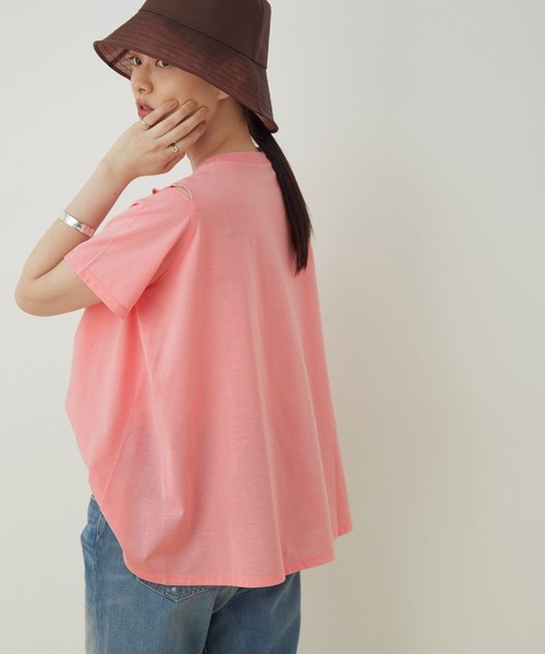 ADAM ET ROPE'（アダムエロペ）の「オープンショルダースリットTシャツ（Tシャツ/カットソー・レディース・ホワイト/ブラック/ベージュ/ピンク・FREE）」の4枚目の写真