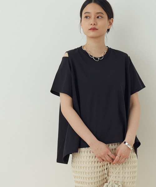 ADAM ET ROPE'（アダムエロペ）の「オープンショルダースリットTシャツ（Tシャツ/カットソー・レディース・ホワイト/ブラック/ベージュ/ピンク・FREE）」の2枚目の写真