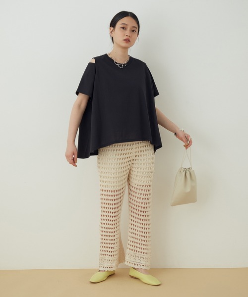 ADAM ET ROPE'（アダムエロペ）の「オープンショルダースリットTシャツ（Tシャツ/カットソー・レディース・ホワイト/ブラック/ベージュ/ピンク・FREE）」の5枚目の写真