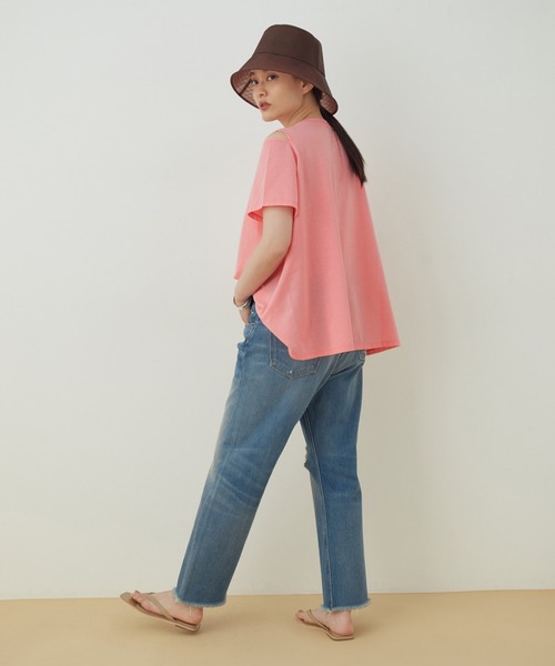 ADAM ET ROPE'（アダムエロペ）の「オープンショルダースリットTシャツ（Tシャツ/カットソー・レディース・ホワイト/ブラック/ベージュ/ピンク・FREE）」の6枚目の写真