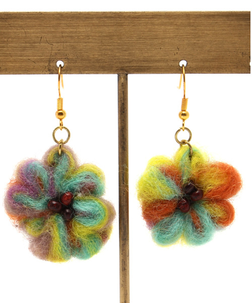 チャイハネ(チャイハネ)の「【チャイハネ】モフアピアス(ピアス(両耳用)・レディース・その他1/カラフル/グリーン/ブルー/レッド・FREE)」の4枚目の写真