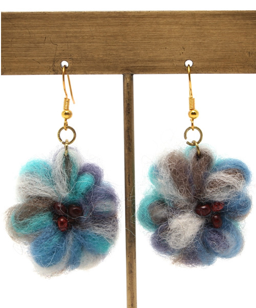 チャイハネ(チャイハネ)の「【チャイハネ】モフアピアス(ピアス(両耳用)・レディース・その他1/カラフル/グリーン/ブルー/レッド・FREE)」の2枚目の写真