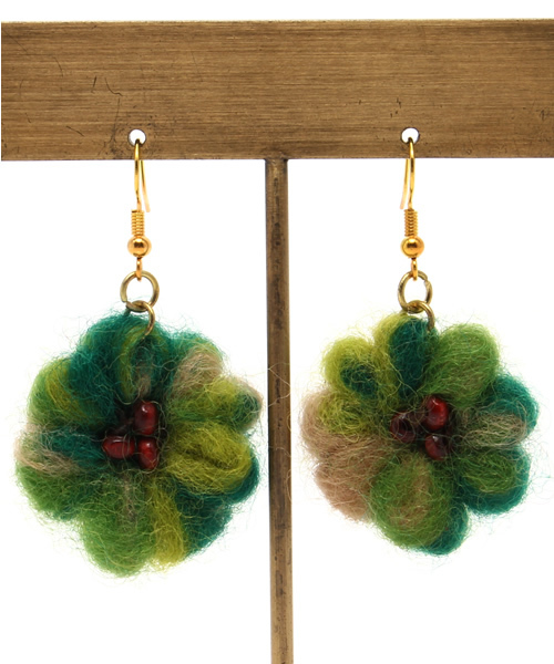 チャイハネ(チャイハネ)の「【チャイハネ】モフアピアス(ピアス(両耳用)・レディース・その他1/カラフル/グリーン/ブルー/レッド・FREE)」の1枚目の写真