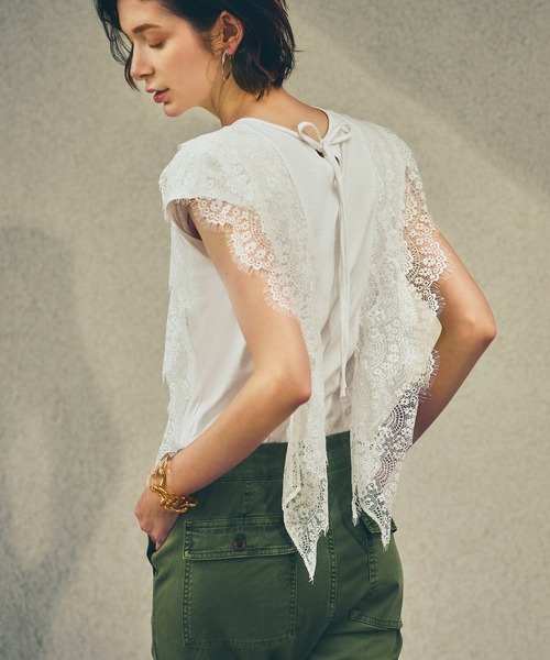 RUIRUE BOUTIQUE(ルイルエブティック)の「洗える | スウィングレースフレンチスリーブTシャツ | 半袖 トップス 体型カバー レース オフィスカジュアル 通勤服 華やか カットソー Tシャツ(Tシャツ/カットソー・レディース・ブラック/オフホワイト/杢グレー・LL/S/M/L)」の2枚目の写真